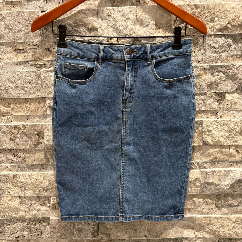 Vero Moda Classic Blue Denim skirt size M 
Stretchy fabric‎